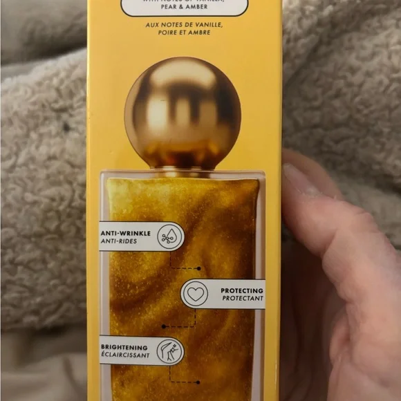 TRULY Vanilla Baby Hydrating Body Wash - Gold, Cream & Truly Oil. - Picture 3 of 4